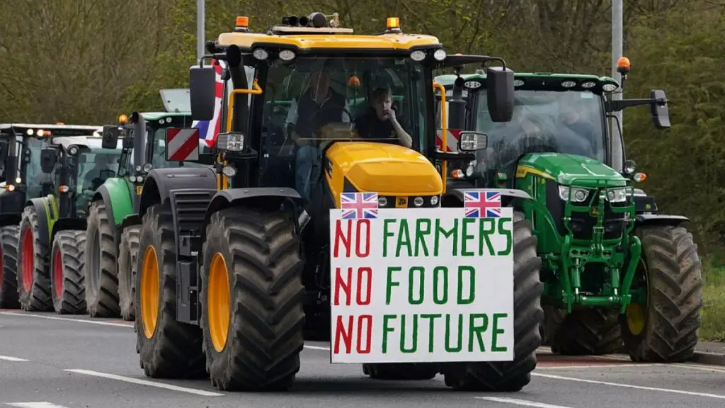 Thousands of UK farmers descend on Parliament to protest against inheritance tax hike