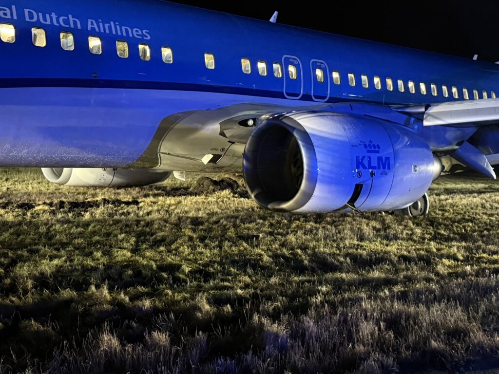 KLM Royal Dutch Airlines Boeing 737-800 experiences hydraulic failure, skids off runway in Norway