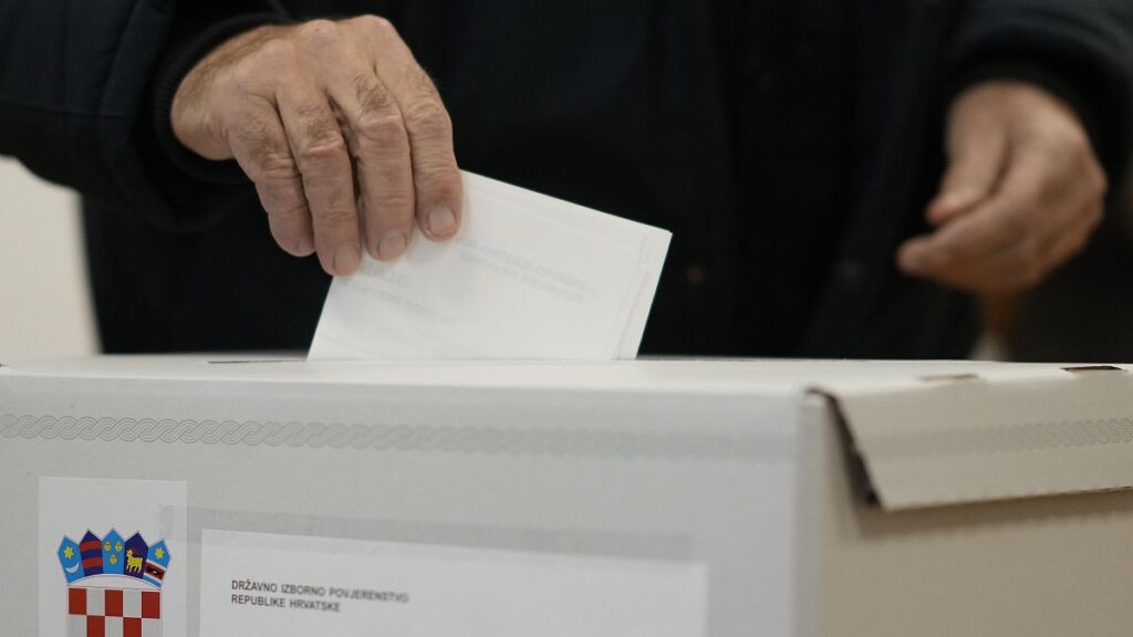 Polls open across Croatia as Milanovic and Primorac face off in presidential run-off