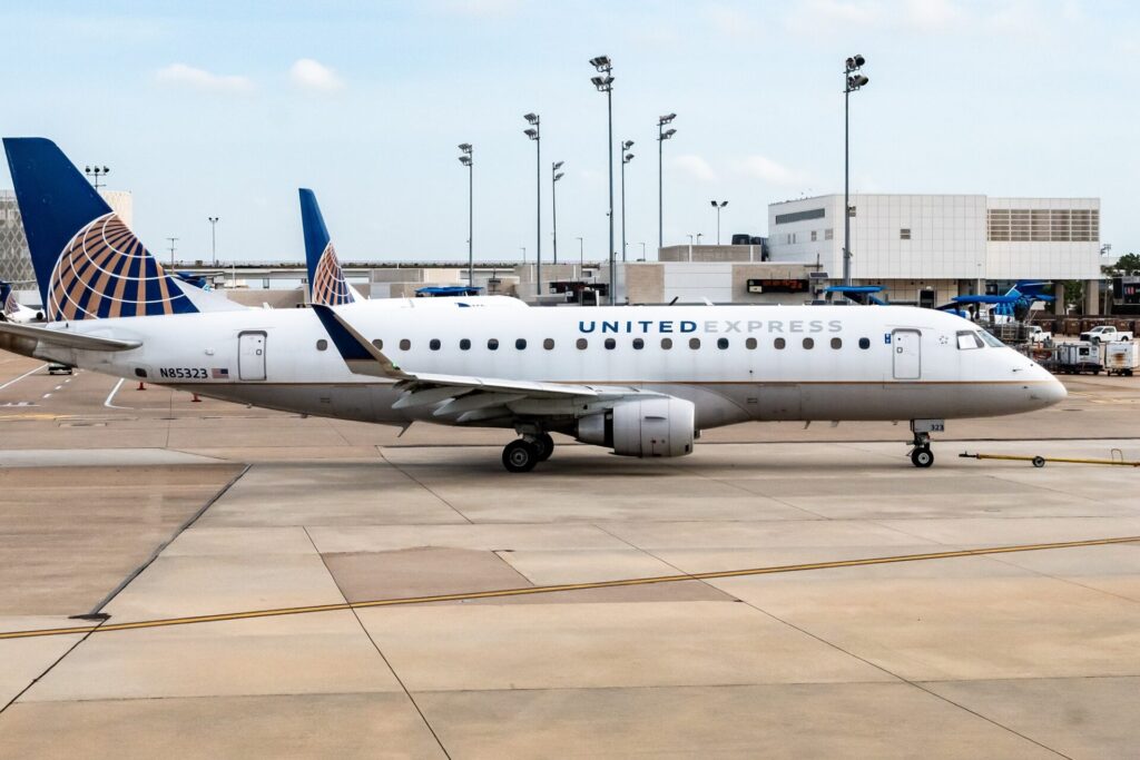 Southwest sells 36 737s, United buys E175s